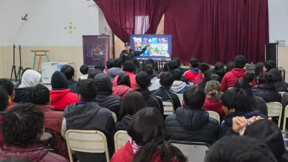 Capacitan a estudiantes sobre el uso seguro de internet y redes sociales