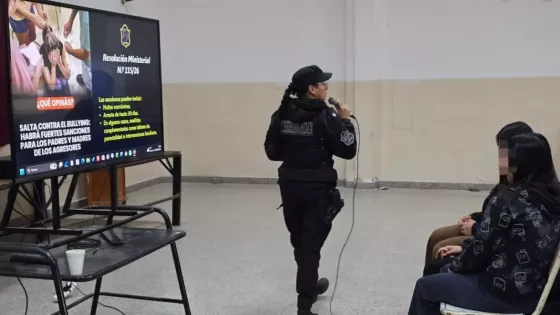 Capacitan a estudiantes sobre el uso seguro de internet y redes sociales