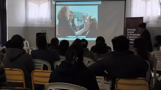 Padres, docentes y alumnos fueron capacitados para el abordaje de problemáticas sociales