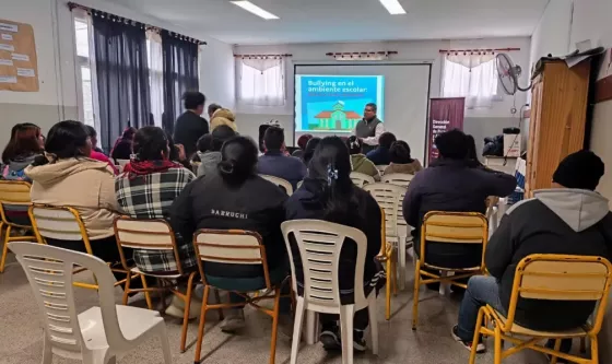 Padres, docentes y alumnos fueron capacitados para el abordaje de problemáticas sociales