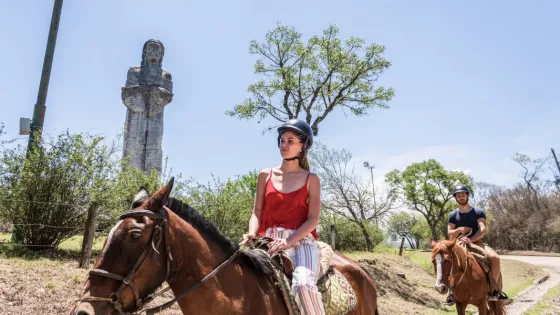 Entre cerros y tradiciones: la magia de descubrir Salta a caballo