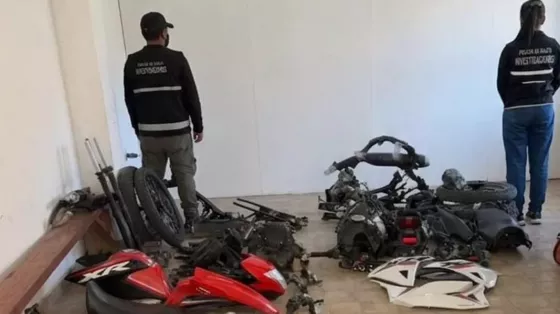La Policía demoró a tres personas por transportar motopartes robadas en Salvador Mazza