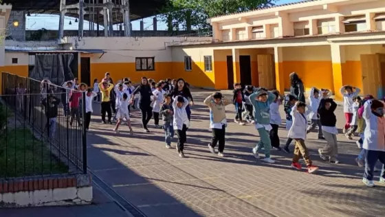 Bomberos de la Policía brindaron una capacitación sobre prevención sísmica en escuelas y colegios de Capital