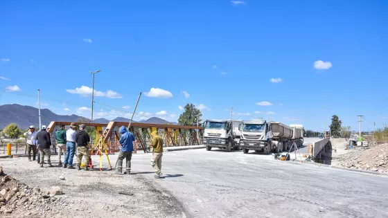 Realizaron la prueba de carga sobre el nuevo puente de Vaqueros
