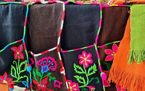 Los Toldos llega al Mercado Artesanal de Salta con una muestra de artesanías de comunidades originarias