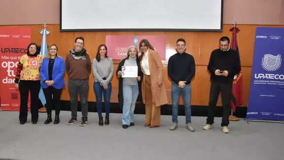 Entrega de certificados a comunicadores de Salta al finalizar el curso de Upateco sobre IA.