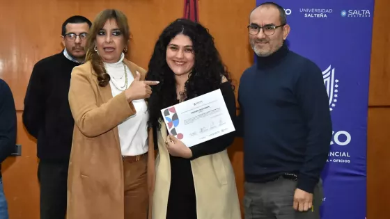 Entrega de certificados a comunicadores de Salta al finalizar el curso de Upateco sobre IA.