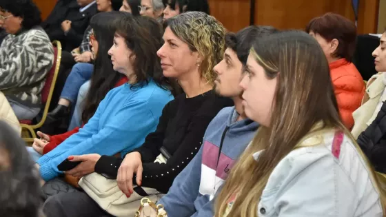Entrega de certificados a comunicadores de Salta al finalizar el curso de Upateco sobre IA.