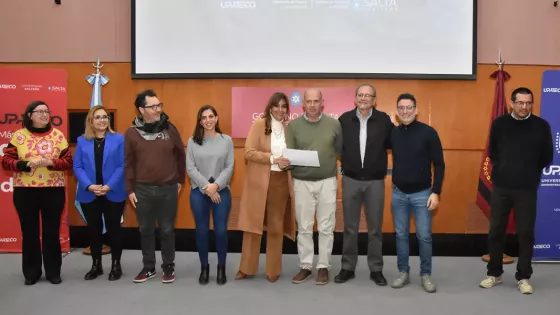 Entrega de certificados a comunicadores de Salta al finalizar el curso de Upateco sobre IA.