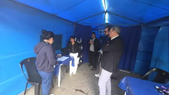 Mangione supervisó el operativo sanitario del Milagro en el microcentro y dialogó con los fieles