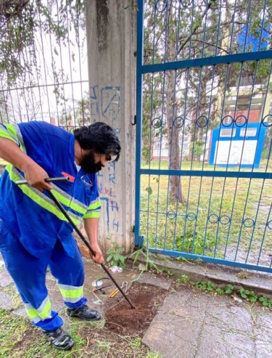 Aguas del Norte realiza trabajos preventivos en establecimientos educativos previo al inicio de ciclo lectivo