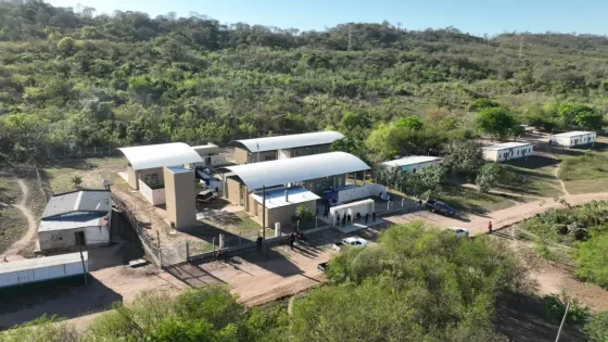 Luego de 15 años de espera, Sáenz inauguró el nuevo edificio de la escuela Monte Sinaí para la comunidad wichí del paraje El Obraje
