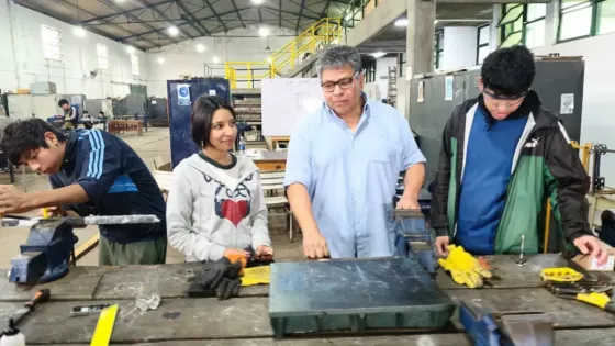 Alumnos de la EET N.º 3.137 crearon semáforos que leen el tráfico en tiempo real