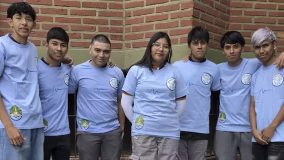 Estudiantes salteños diseñan una pulsera inteligente para mejorar la seguridad de personas sordas e hipoacúsicas