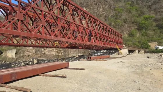 Sáenz anunció que la Provincia continúa el montaje del puente Bailey de Los Toldos
