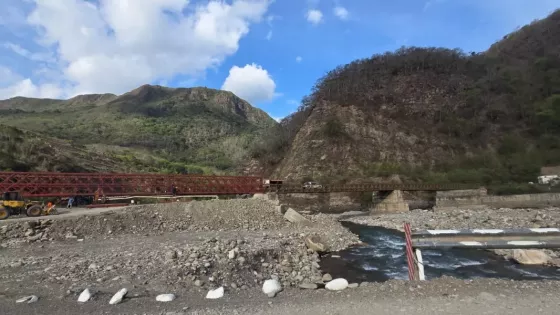 Sáenz anunció que la Provincia continúa el montaje del puente Bailey de Los Toldos