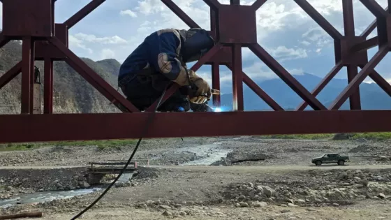 Sáenz anunció que la Provincia continúa el montaje del puente Bailey de Los Toldos