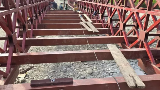 Sáenz anunció que la Provincia continúa el montaje del puente Bailey de Los Toldos