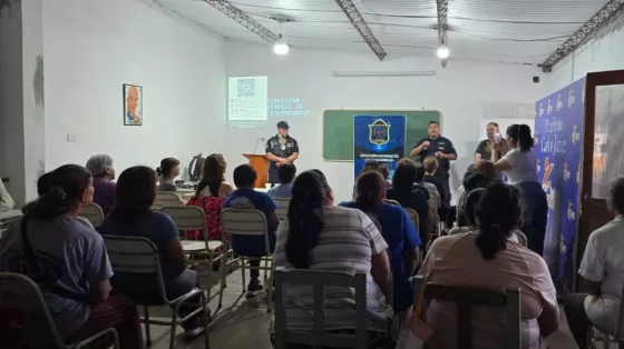 Adultos mayores fueron capacitados en ciberseguridad en Cerrillos