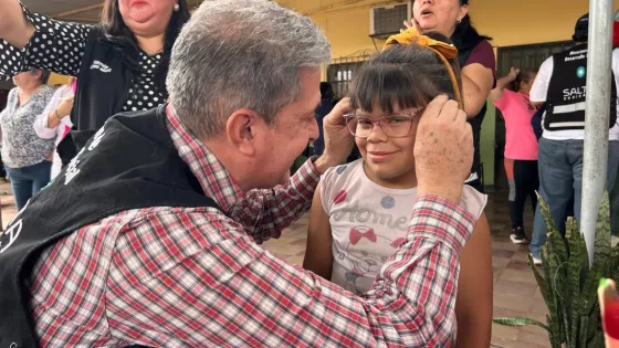 “Ver Para Ser Libres” ya alcanzó seis municipios de Salta y superó los 400 anteojos en sus primeros tres días