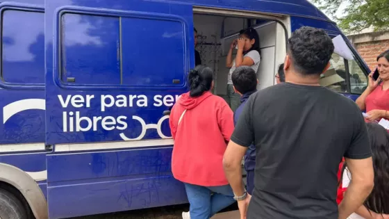 “Ver Para Ser Libres” ya alcanzó seis municipios de Salta y superó los 400 anteojos en sus primeros tres días