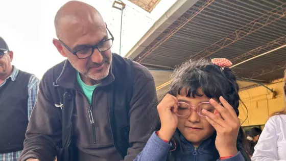 “Ver Para Ser Libres” ya alcanzó seis municipios de Salta y superó los 400 anteojos en sus primeros tres días