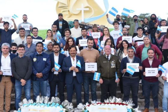Con jóvenes y dirigentes salteños el gobernador Sáenz rindió homenaje a los héroes de Malvinas.