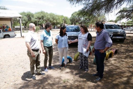 La Ministra de Desarrollo Social recorrió escuelas de parajes de El Bordo e hizo entrega de guardapolvos y kits escolares