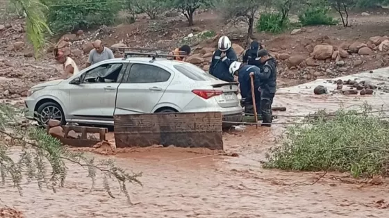 La Policía rescató a tres personas en el arroyo Santa Bárbara
