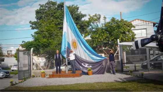 Izaron la bandera nacional donada por Aeropuertos Argentina en el hangar de la escuela Técnica Lotufo