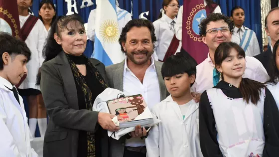 Sáenz inició la distribución de kits y manuales escolares en toda la provincia y reafirmó su defensa del federalismo