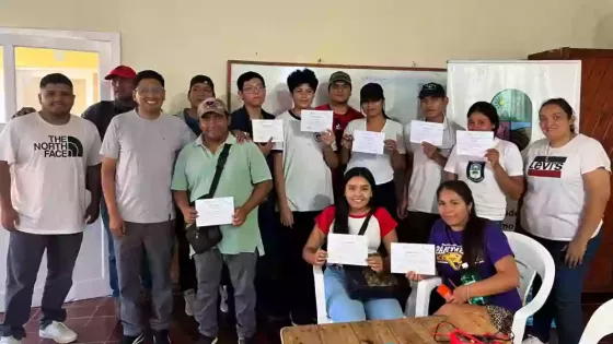 Finalizó el curso de reparación de celulares en Aguaray y Embarcación