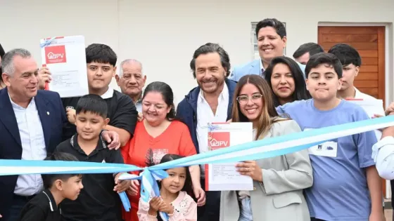 En Apolinario Saravia, el Gobernador encabezó la entrega de 40 viviendas reactivadas con fondos provinciales