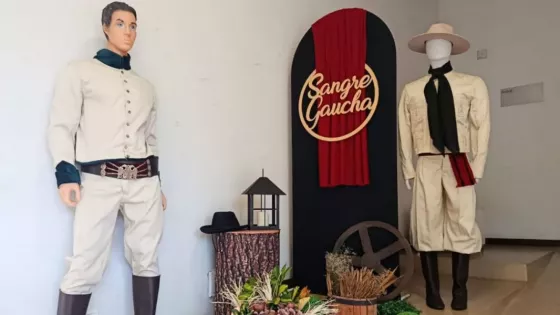 Muestra y desfile de trajes gauchos artesanales en el Mercado Artesanal de Salta