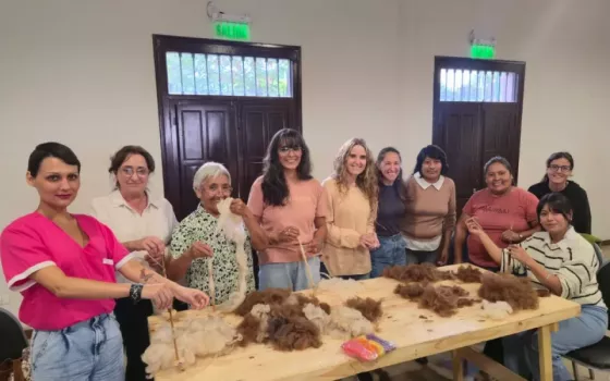 Con amplia convocatoria se realizó la masterclass de Hilado Artesanal en el Mercado Artesanal de Salta