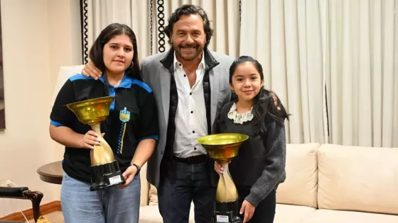 El Gobernador recibió a jóvenes ajedrecistas salteñas con trayectoria nacional e internacional en niveles de elite
