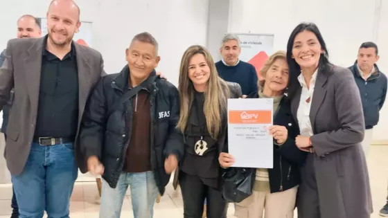 El IPV entregó escrituras a familias de Cerrillos que esperaron más de 25 años