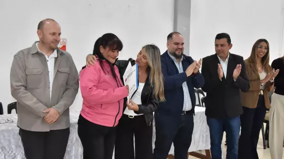 Familias de Cerrillos recibieron las escrituras de propiedad de terrenos