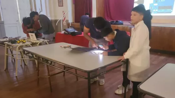 Robótica en el aula: alumnos de la técnica dictan talleres en la primaria