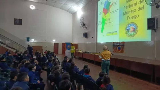 Brigadistas de Defensa Civil capacitaron a alumnos primarios para prevenir incendios forestales