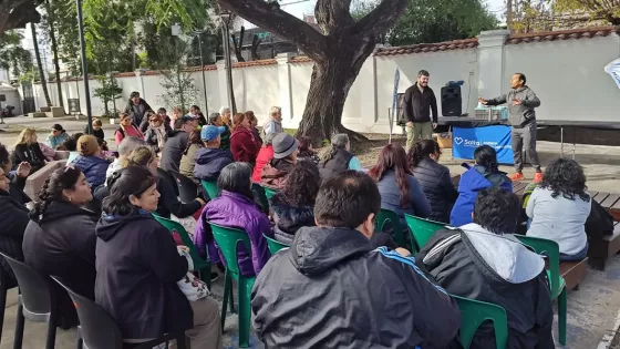 Se realizó la Primera Jornada Saludable del hospital Oñativia en el natatorio Perón