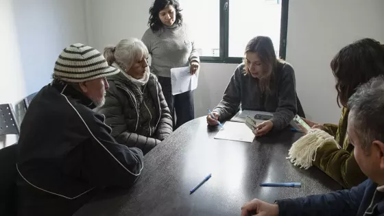 Firma de escrituras para la regularización dominial de terrenos en Capital