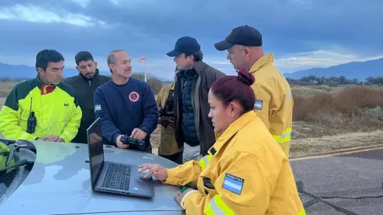 Intenso trabajo de equipos de combate de incendios en Cafayate