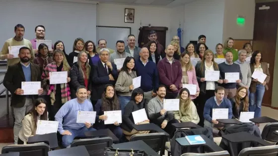 Empleados públicos recibieron certificados tras completar el curso “Laboratorio en IA”