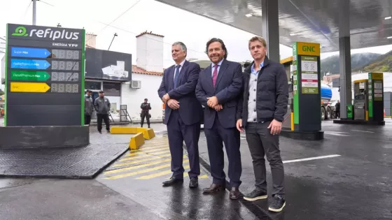 El gobernador Sáenz y el CEO de YPF inauguraron en Salta la primera RefiPlus del país