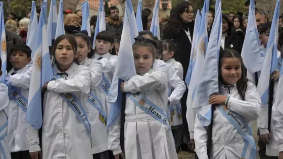 Más de 600 estudiantes prometieron lealtad a la Bandera Nacional en el Parque San Martín