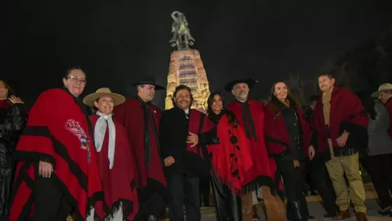 Salta honró a Güemes en la tradicional Guardia bajo las Estrellas encabezada por Sáenz