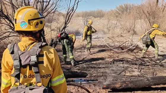 Los equipos de combate contra incendios forestales continúan trabajando en Cafayate