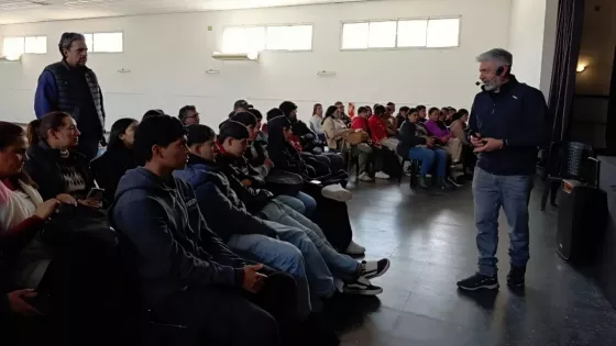 Modernización fortalece la alfabetización en Inteligencia Artificial con más de mil salteños capacitados