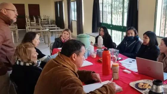 La Caldera impulsa una mesa de trabajo interinstitucional para fortalecer la prevención y el acompañamiento de jóvenes